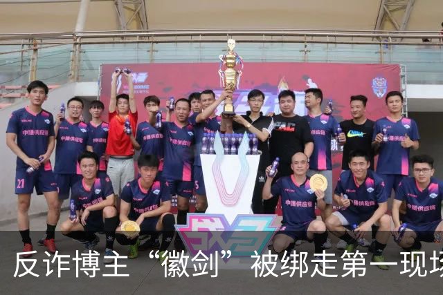 反诈博主“徽剑”被绑走第一现场近照曝光，事发地为广东一农贸市场顶楼露天停车场，底商繁忙人流密集，停车场值班人员称“到处都是监控”